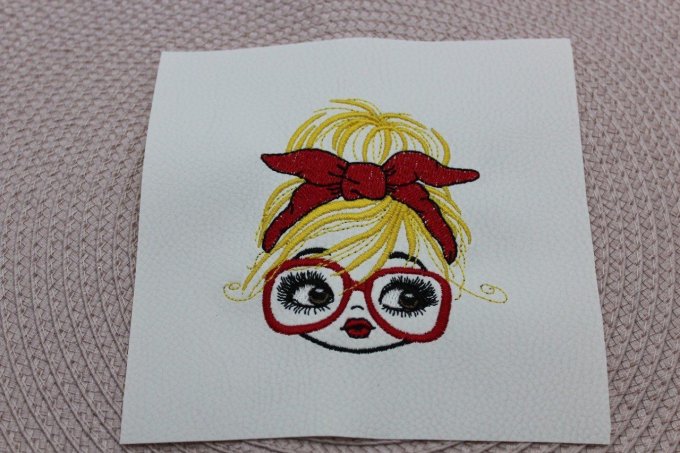 Coupon brodé Fille blonde à lunettes 