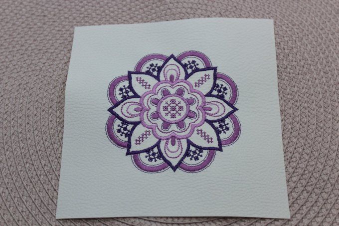 Coupon brodé Mandala fleur Violet