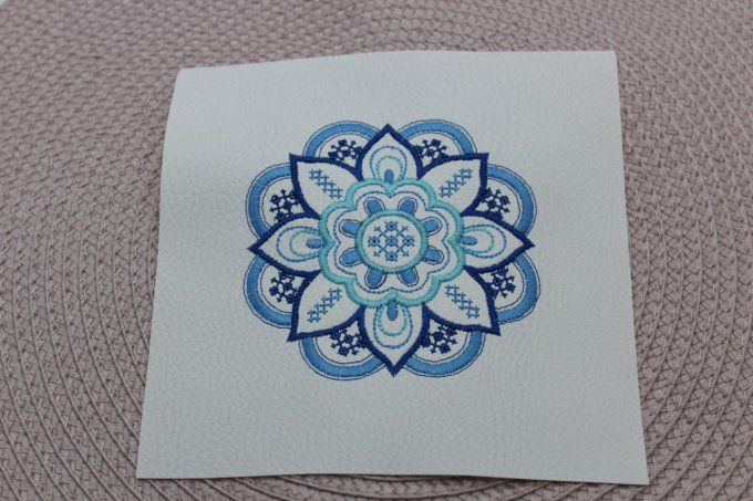 Coupon brodé Mandala fleur Bleu