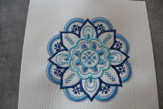 Coupon brodé Mandala fleur Bleu