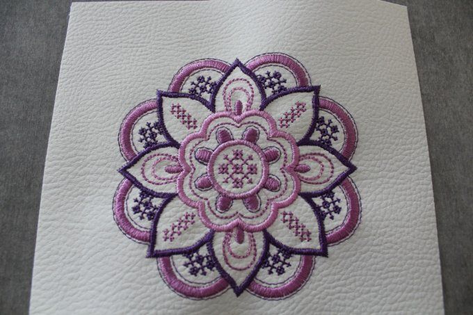 Coupon brodé Mandala fleur Violet